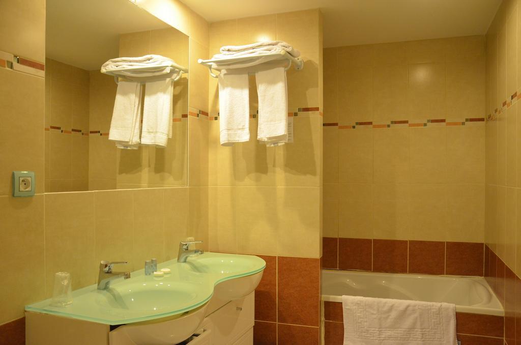 Hotel Auberge De Bonpas Logis De France Avignone Camera foto